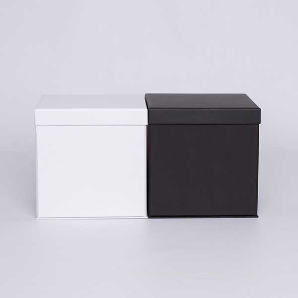 Flowerbox - boîte cadeau personnalisable livrée à plat. Vient avec un couvercle séparé, cette boîte est la solution d'emballage de luxe parfaite.